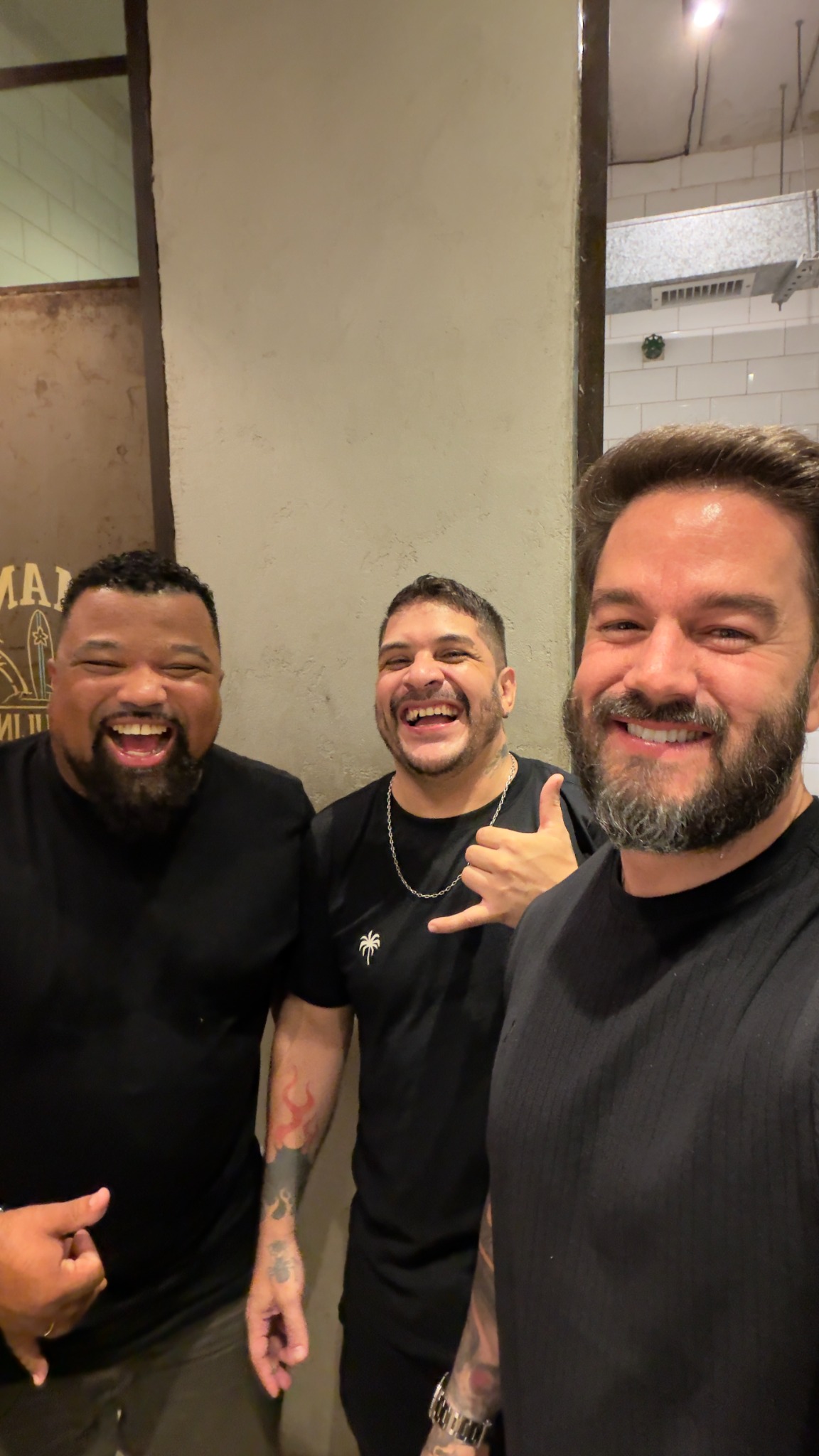 Três amigos do FERACLUB sorrindo juntos