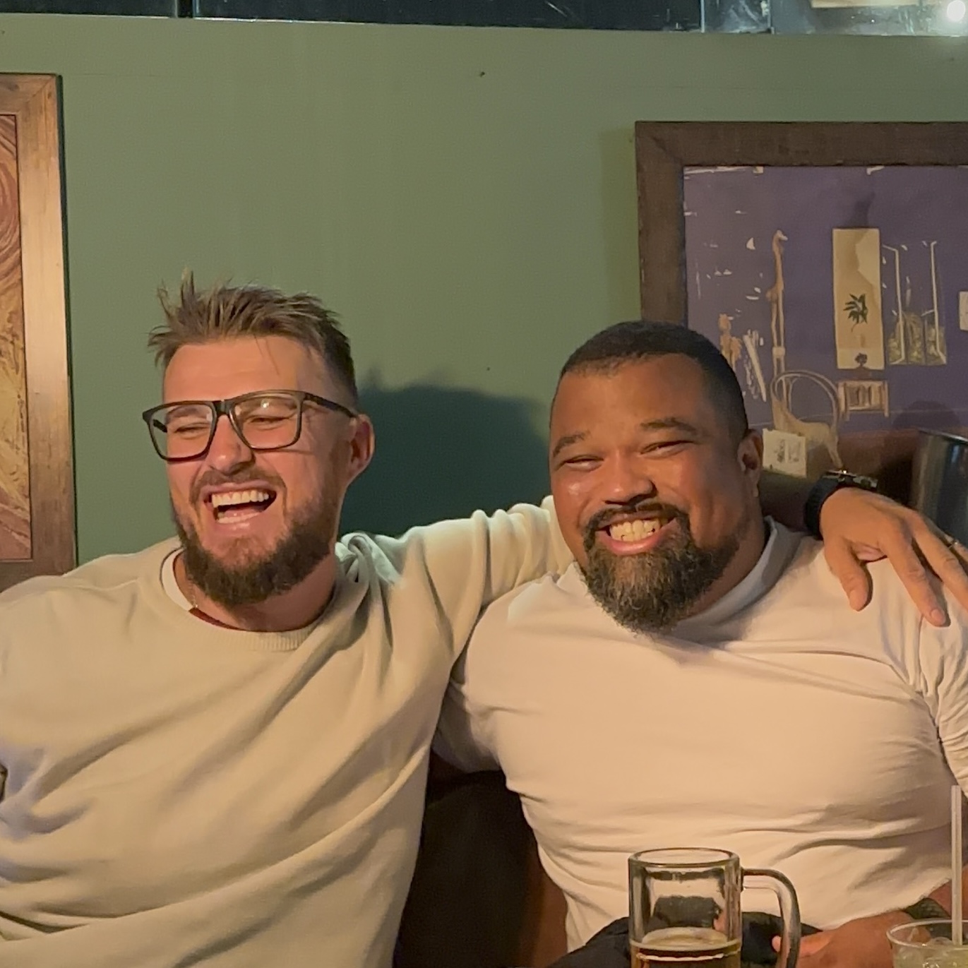 Dois integrantes do FERACLUB sorrindo juntos